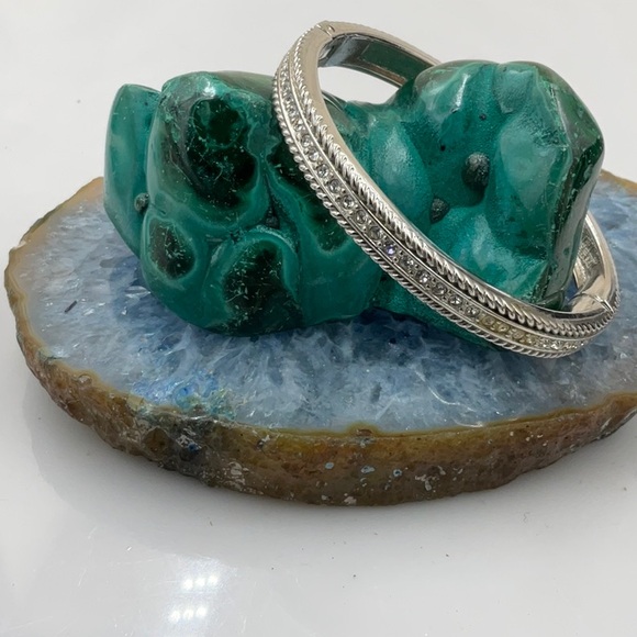 Jewelry - Elegant 7 1/2” Silver Magnetic Hinged Bangle Bracelet